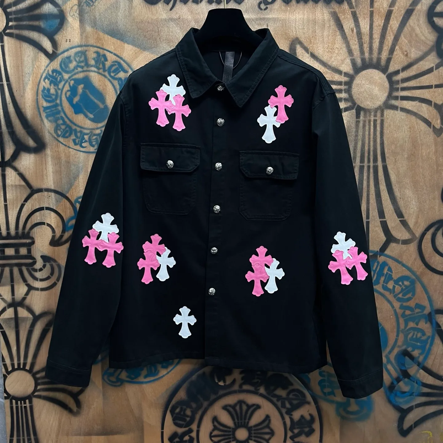 P610 Wang Zha has a new one! Heavy 15.5oz! Kill all market versions instantly! The price has bottomed out. Chrome Hearts Haute Couture Chrome Hearts patchwork leather denim jacket. The choice of high-grade twill denim custom-made fabrics is very important. It distinguishes the low version and wrong version of all pure black denim fabrics on the market. The cross patchwork leather is all imitation lambskin. All dyeing is completely restored without color difference. The inner leather label is first-layer calfskin. All hardware is 925 silver plated. It distinguishes all versions on the market. There is no better casual comparison in the market. Same style for men and women S-XL